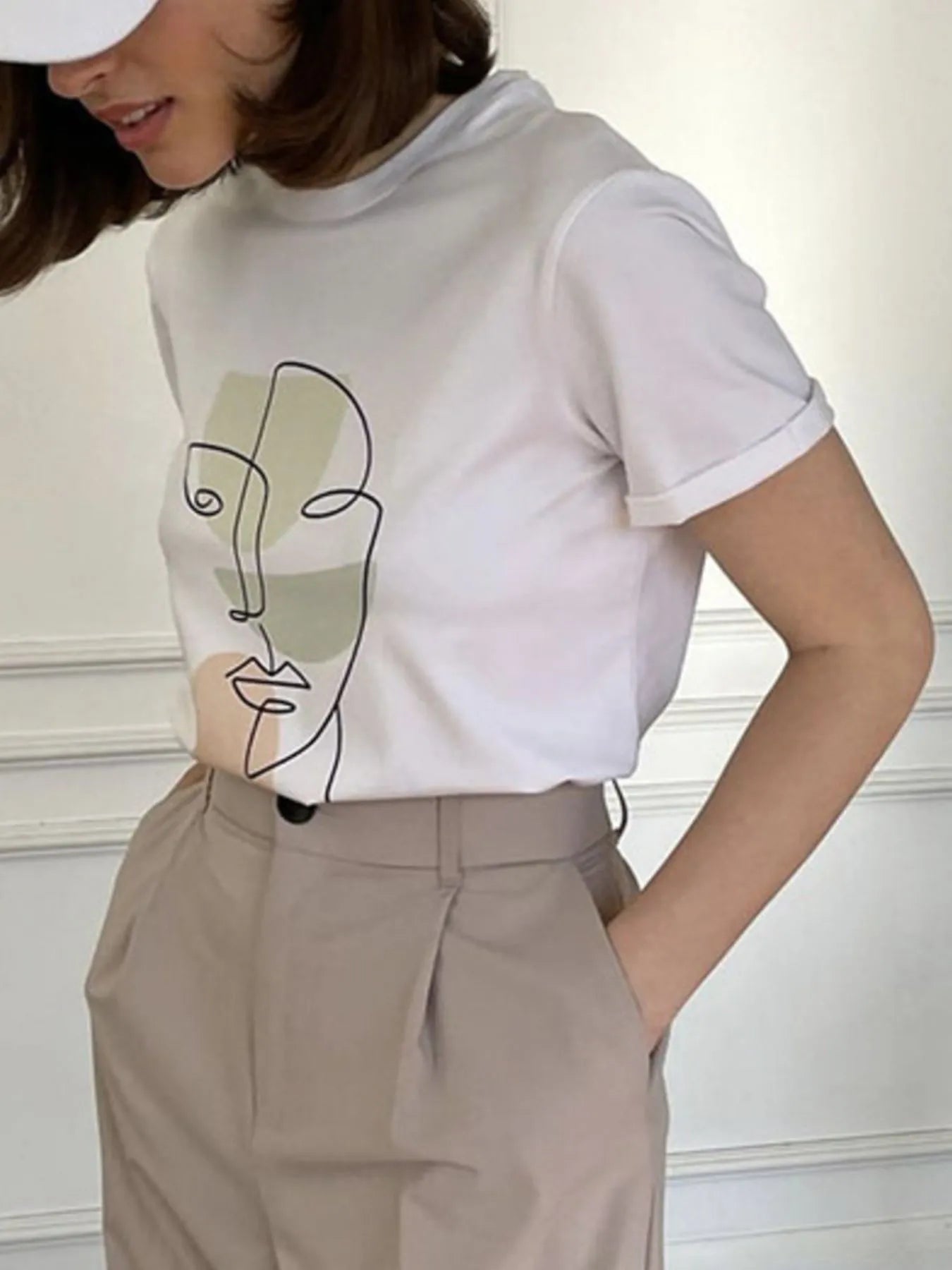 Trendsi Abstract Face Graphic Casual Round Neck T-Shirt