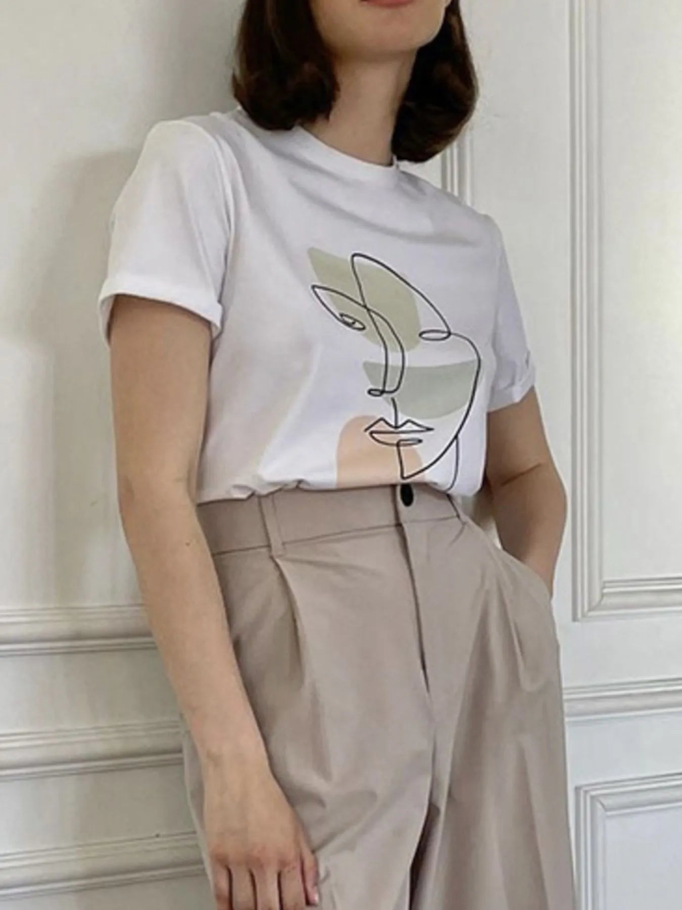 Trendsi Abstract Face Graphic Casual Round Neck T-Shirt
