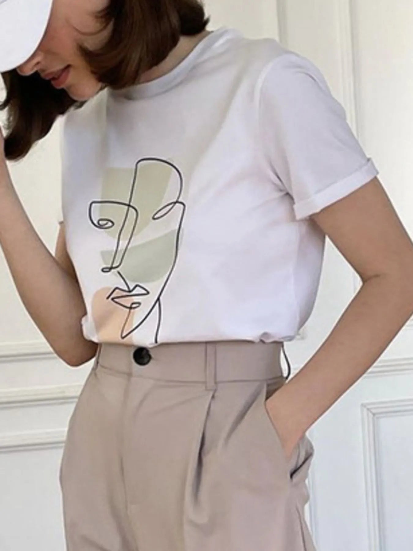 Trendsi Abstract Face Graphic Casual Round Neck T-Shirt